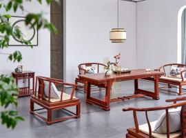 匠心造雅器：广东缅甸花梨源头厂家盛世周木匠的传承坚守